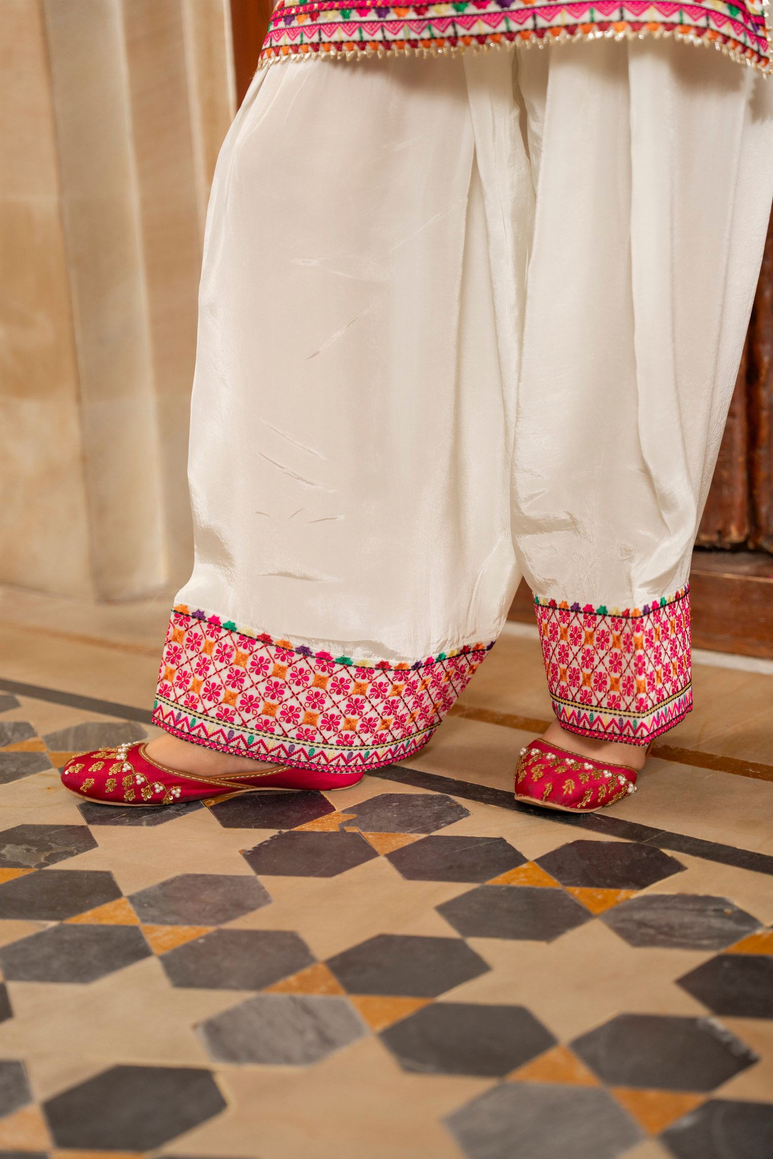 Karma Hayat - F-492 Chalk White