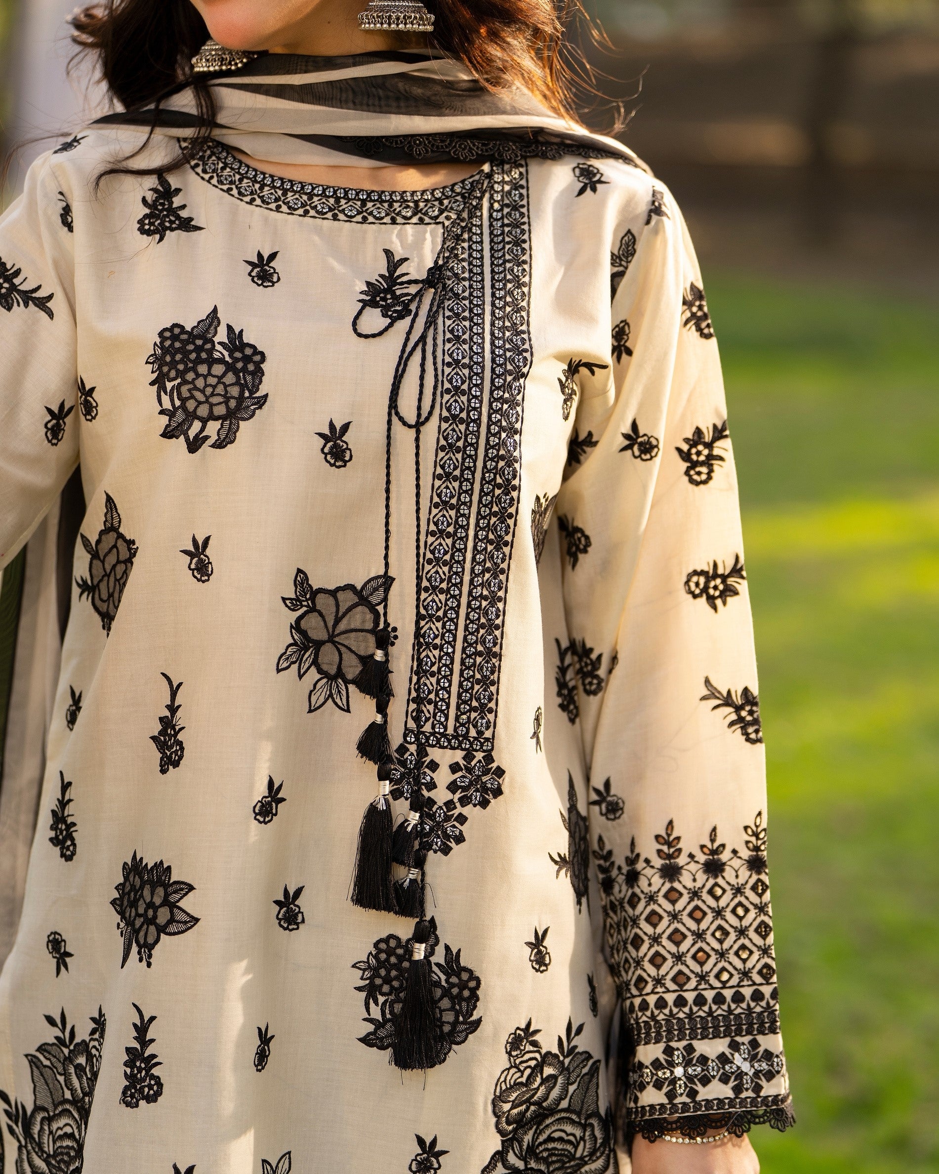 Karma Haya 1541 Monochrome