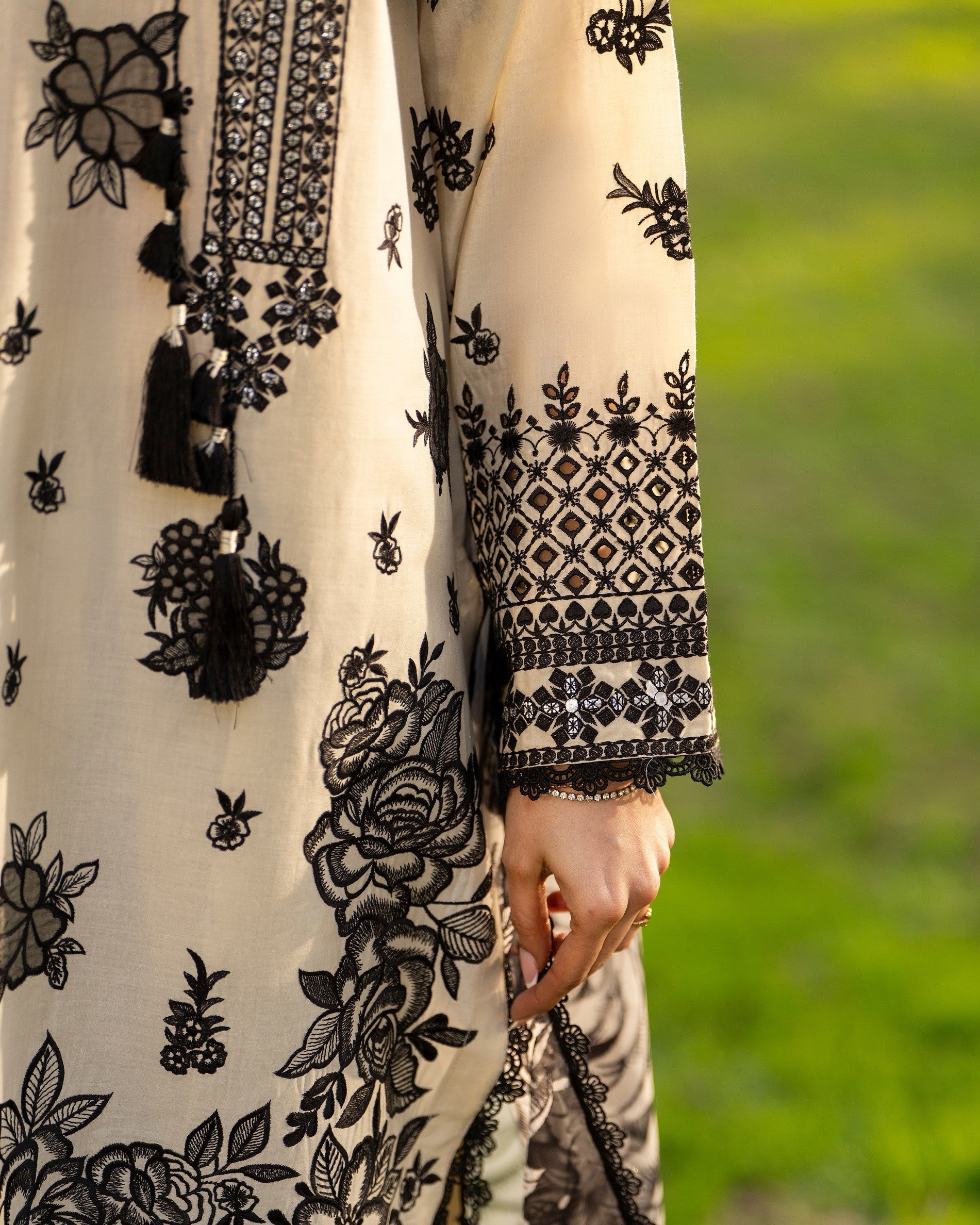 Karma Haya 1541 Monochrome